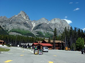 Resort in Saskatchewan River Crossing mit dem Mount Wilson (3260 m)