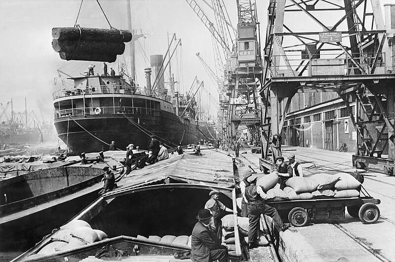 File:Scene in a London Dockyard during the Second World War D1222.jpg