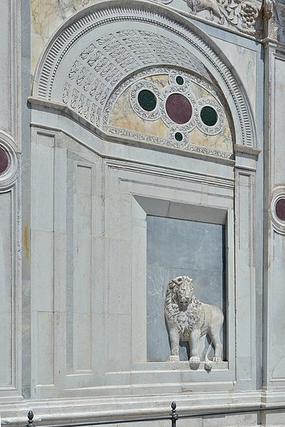 File:Scuola Grande di San Marco dettaglio facciata leone sinistro.jpg