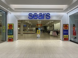 Магазин на Sears в Westland Mall в Хаялия, Флорида, по време на ликвидация през февруари 2020 г., с логото, използвано от 2010 до 2019 г.