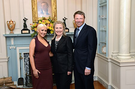 Tập_tin:Secretary_Clinton_With_David_Novak_and_Christina_Aguilera.jpg