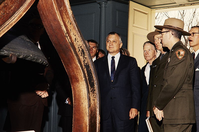 File:Secretary of the Interior walking around in Independence National Historical Park. (fefe01b35b6246d6b61c73df385d635b).jpg