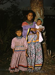 Seminole moeder en kinderen- Brighton Reservation, Florida (8443707301).jpg