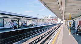 Estación del mercado Shepherds Bush geograph-4000512-by-Ben-Brooksbank.jpg