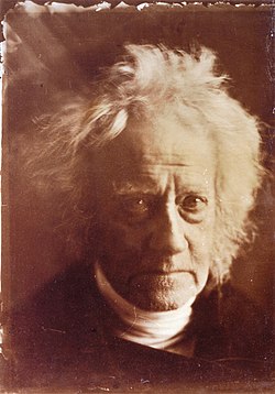 Sir John Herschel Julia Margaret Cameronin ottamassa valokuvassa vuodelta 1867.