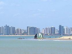 Skyline de Aracaju com o Rio Sergipe.jpg
