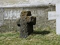 Smírčí kříž u zdi kostela