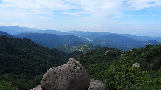 한국어: 속리산의 바위와 속리산의 능선들