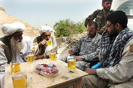 Tập_tin:Special_Forces_commander_meets_with_village_elders_Afghanistan_2007.jpg