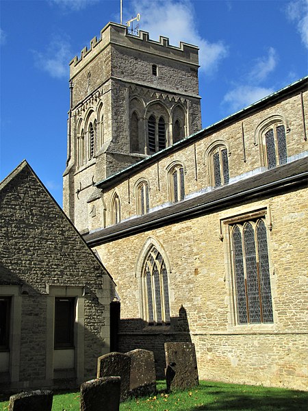 File:St Peter, Brackley, Oct 2022 01.jpg