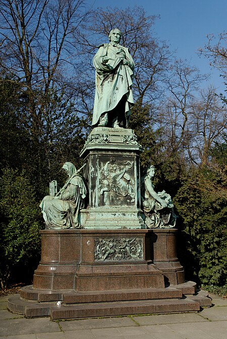 Statue für Peter von Cornelius in Duesseldorf Stadtmitte, von Suedwesten