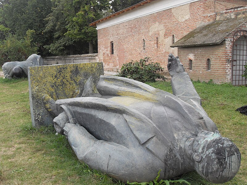 File:Statues of Groza and Lenin.JPG