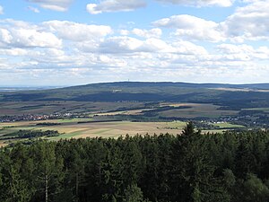 Widok z wieży Hausberg w kierunku południowo-wschodnim na oddaloną o około 10 km Steinkopf