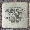 Ein Stolperstein, ein kleines Denkmal für Cycowski in Berlin, wo er gewohnt hatte