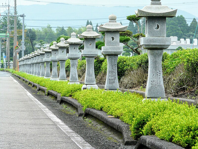 File:Stone Lanterns at Chiran-cyō 001.jpg