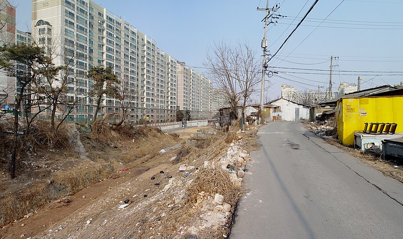 File:Suin Line in Omokcheon-dong, Suwon - 3 - 2011-02-18.jpg