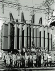 孫運璿與當時負責修復台灣電力的工專學生合影，右四穿西裝者為孫運璿