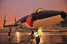 Lo Scimitar in esposizione sul ponte di volo della portaerei USS Intrepid, ora sede dell'Intrepid Sea-Air-Space Museum, ormeggiata sulla baia di New York.