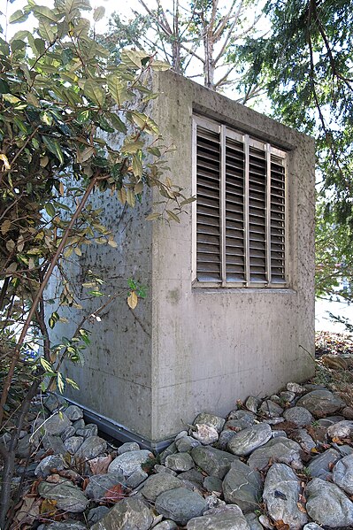 File:Swiss Civil Defense Bunker (15896092081).jpg