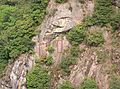 ダム下流部の右岸の岩壁に彫られた二体の磨崖仏（注：赤線で囲った部分）