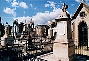 *1852. Sota la direcció del Mestre d'Obres Joan Nolla s'amplia el recinte del Cementiri de l'Est que marca l'inici de la seva utilització per la burgesia Barcelonina.