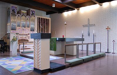 Predikstolen, altaret och orgeln