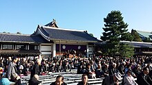 reunion de una multitud de fieles del tenrikyo en la sede central ubicada en la ciudad de Tenri.