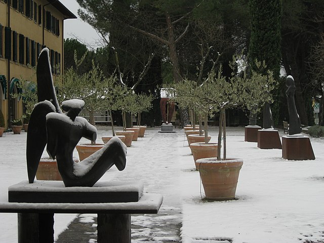 640px-The_EUI_Library_Garden_with_Snow,_Winter_2012_(6829939871).jpg (640×480)