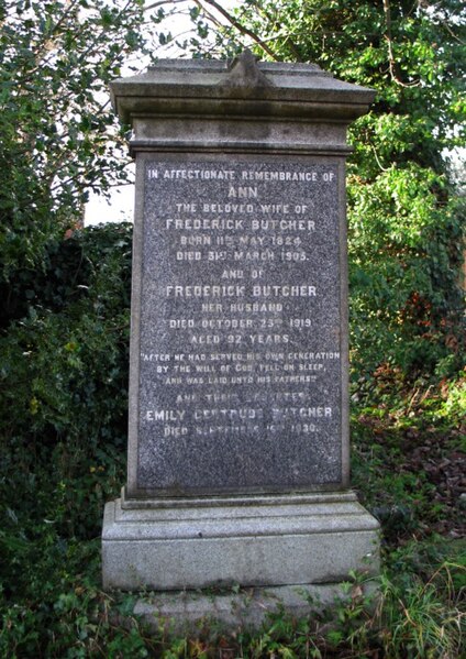 File:The Graveyard, Akeman Street Baptist Church, Tring - geograph.org.uk - 1603568.jpg