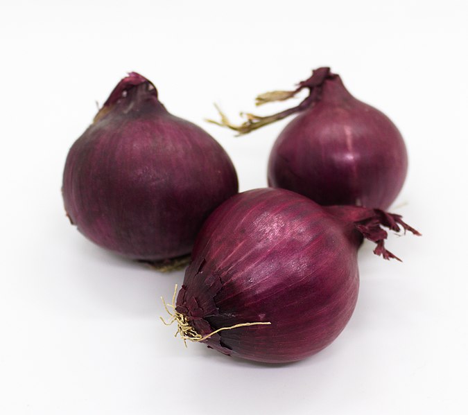 File:Three whole red onions.jpg