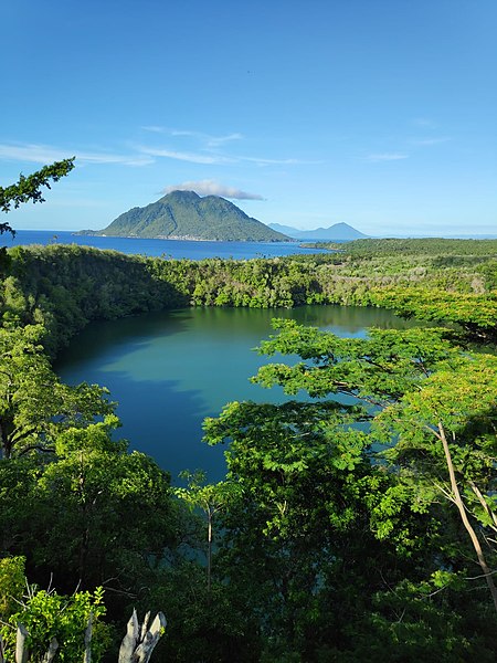 File:Tolire Lake, Ternate, North Moluccas.jpg