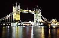 Durante grande parte de 2002, a Ponte da Torre foi iluminada em ouro em vez do branco habitual, em celebração ao Jubileu de Ouro da Rainha.