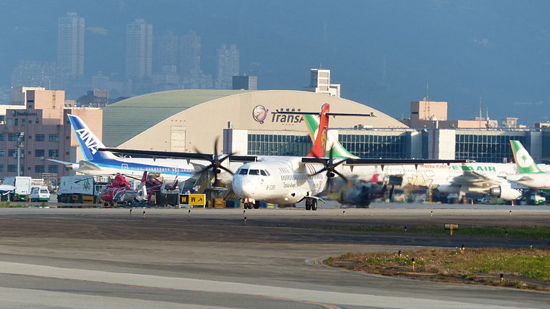 File:TransAsia Airways ATR 72-212A B-22805 Departing from Taipei Songshan Airport 20150102a.jpg