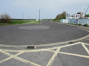 Turning circle at the southern end of South Esplanade, Burnham-on-Sea (geograph 5104296).jpg