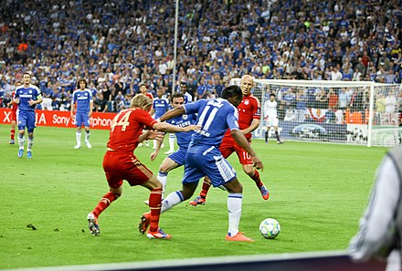 Didier Drogba (blue, no. 11), who often played as a target forward throughout his career, was known for his ability to hold up the ball, as demonstrated during the 2012 UEFA Champions League Final against Bayern Munich.