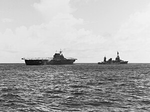 USS Northampton (CA-26) pokoušející se 26. října 1942 odtáhnout USS Hornet (CV-8) (80-G-33897).jpg