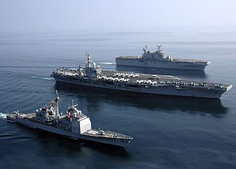 au premier plan l’USS Anzio (CG 68) de 173 m de long, au milieu l’USS Dwight D. Eisenhower (CVN 69) de 333 m et dernière l’USS Saipan (LHA 2) de 250 m, mer d'Arabie, novembre 2006.