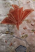 Erste Hälfte des 19. Jahrhunderts: Zeremonielle Knoten (Noshi), Pflaumenbäume und Schmetterlingsmuster. Shibori und Stickerei auf weißem Seidendamast