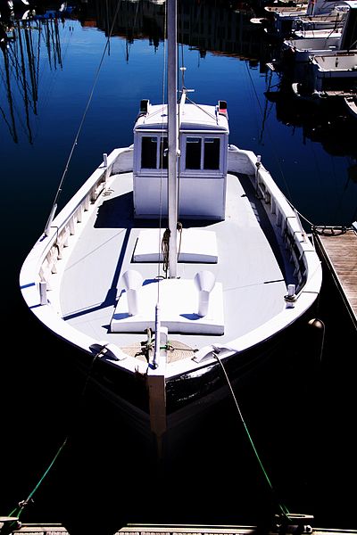 File:Un ancien bateau de pêche.JPG