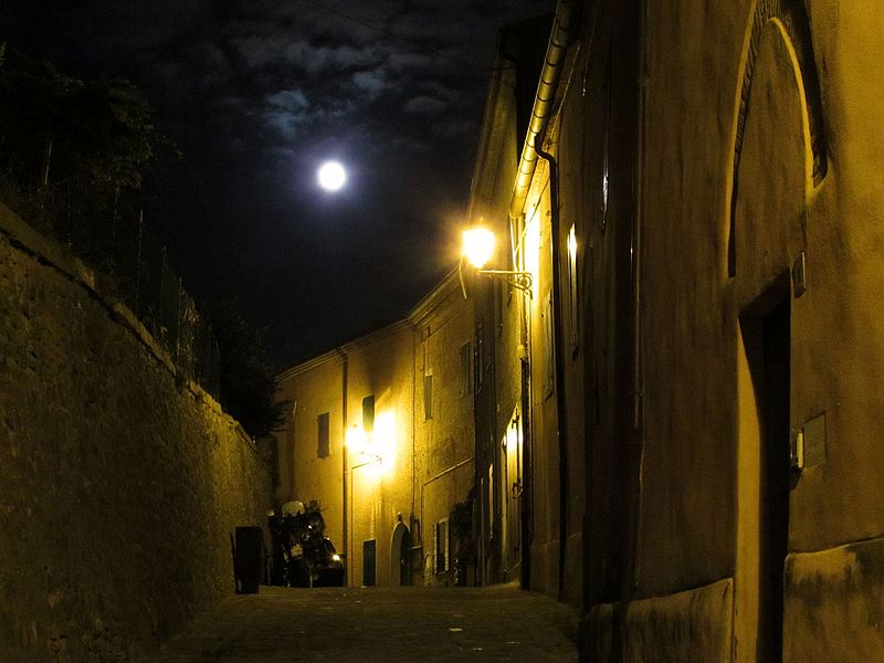 File:Una vecchia via illuminata dalla luna.jpg