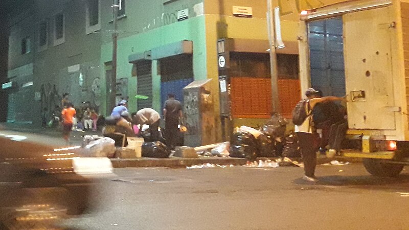 File:Venezuelans searching through garbage, 2018.jpg