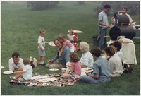 Viceprezident Bush se svou rodinou během pikniku na trávníku doma v Kennebunkportu, 6. srpna 1988