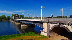 Le pont de Bellerive franchissant la rivière Allier, depuis le parc Kennedy de Vichy (photo prise en 2011).