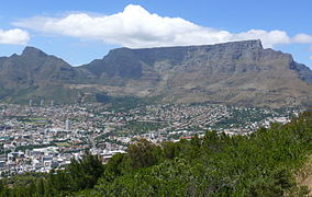 Vista de Signal Hill con el pico del Diablo (en afrikáans, Duiwelspiek) a la izquierda
