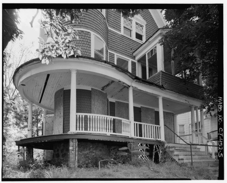 File:View northwest, east front porch detail with wrap around to south side. Best available view of second floor front porch - 103-105 Chestnut Avenue (House), Waterbury, New Haven HABS CONN,5-WATB,20-5.tif