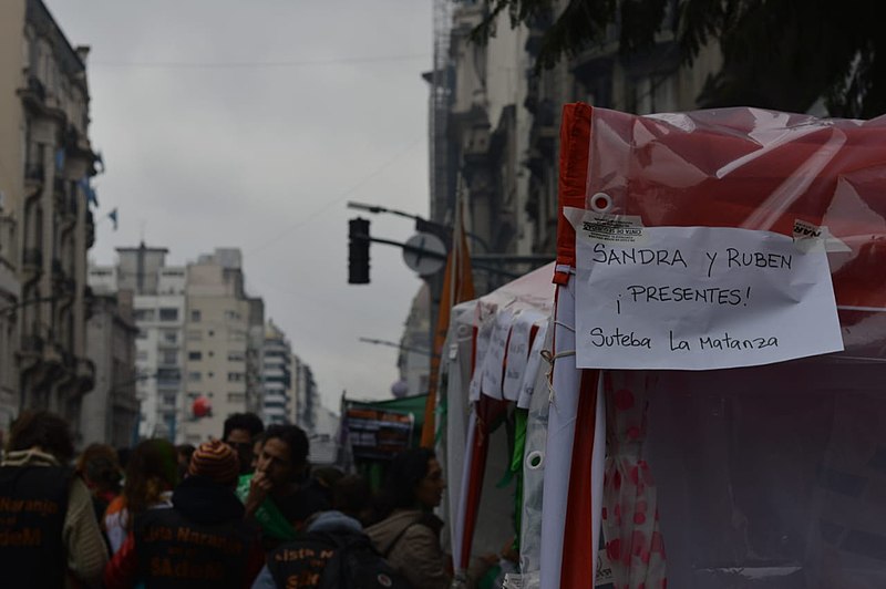 File:Vigilia por la ley de Interrupción Voluntaria del Embarazo 12A - Prensa Obrera.jpg
