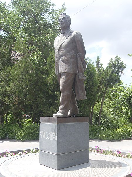 File:Viktor Hambardzumyan statue, Yerevan 07.jpg