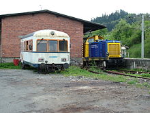 Verunglückter Triebwagen VT 114 und Diesellok V 125 im Bahnhof Gaildorf West im Mai 2004