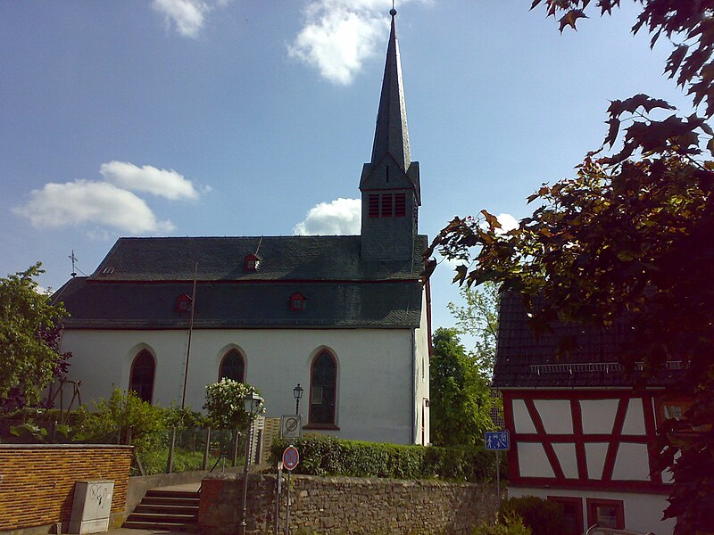File:Wehrheim katholische Kirche.jpg
