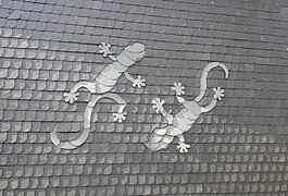 Wuppertal, Schorfer Str. 2, Südwand, Salamander-Pärchen als Schiefer-Ornament.jpg